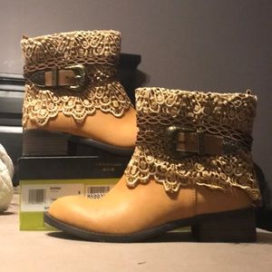 NWOT Very Volatile Boots
